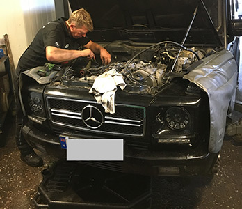 Arbeiten an einem Mercedes Geländewagen