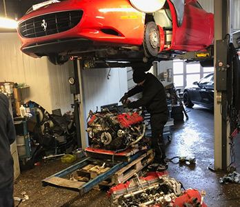 Arbeiten an einem Ferrarimotor
