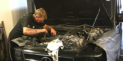 Wir reparieren den Motor Ihres fahrzeugs